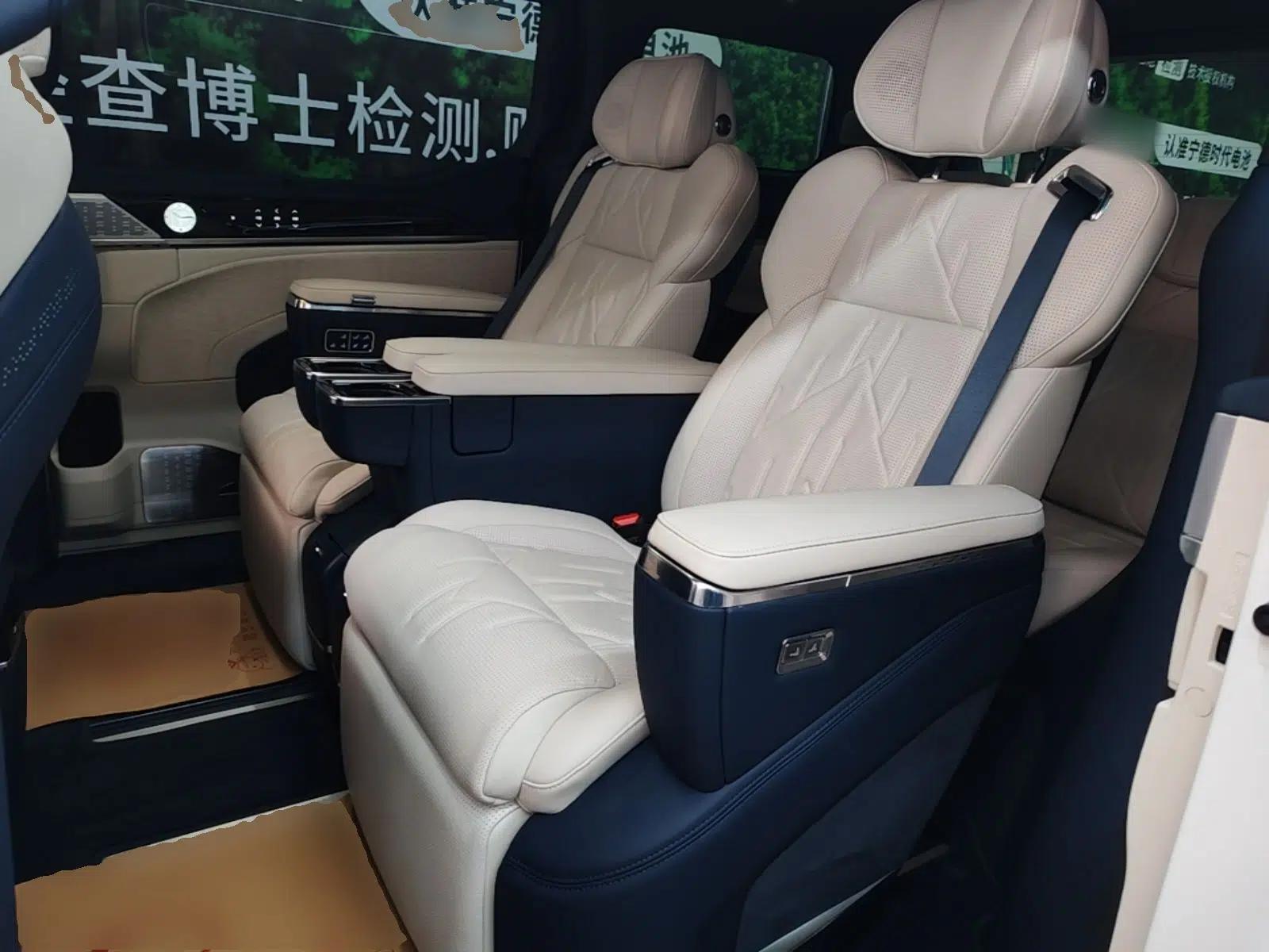 Zeekr 009 2024 Six-Seat Executive Version 4WD 108 kWh — миниатюра 20