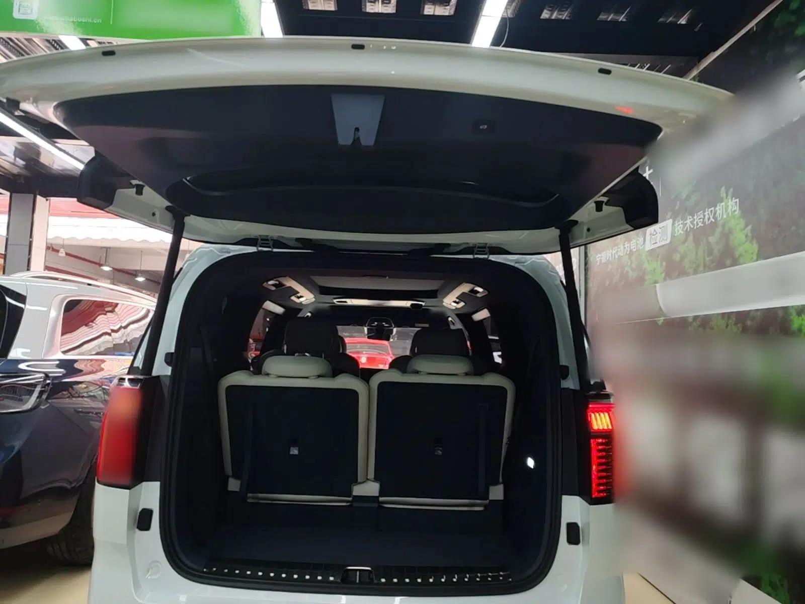 Zeekr 009 2024 Six-Seat Executive Version 4WD 108 kWh — миниатюра 22