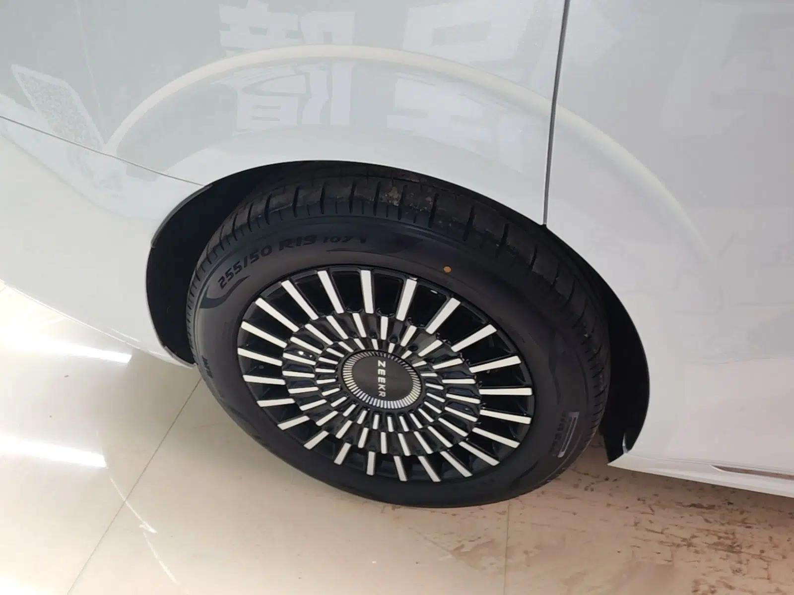 Zeekr 009 2024 Six-Seat Executive Version 4WD 108 kWh — миниатюра 10