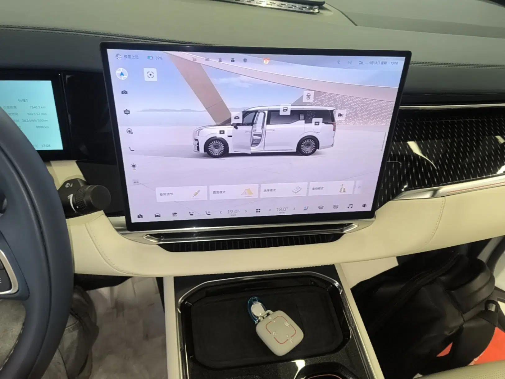 Zeekr 009 2024 7-Seater Walk-Through Version Four-Wheel Drive 108 kWh — миниатюра 15