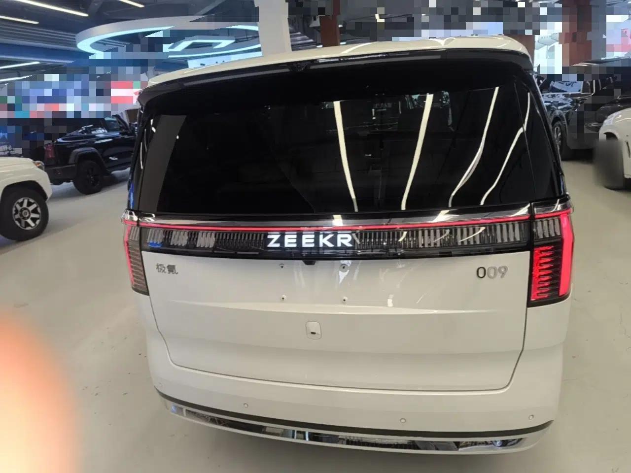 Zeekr 009 2024 7-Seater Walk-Through Version Four-Wheel Drive 108 kWh — миниатюра 3