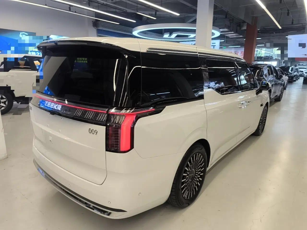 Zeekr 009 2024 7-Seater Walk-Through Version Four-Wheel Drive 108 kWh — миниатюра 4
