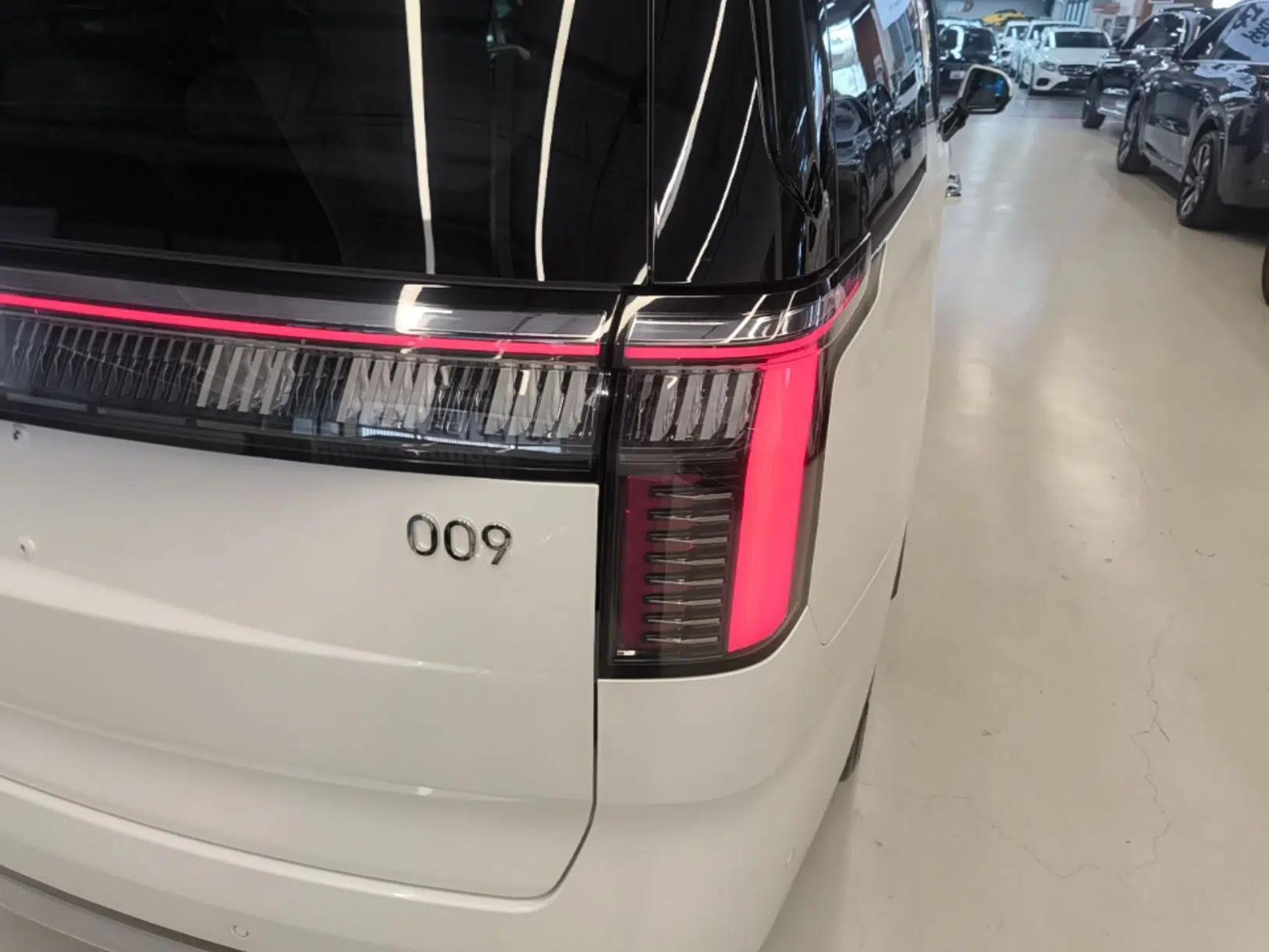 Zeekr 009 2024 7-Seater Walk-Through Version Four-Wheel Drive 108 kWh — миниатюра 8