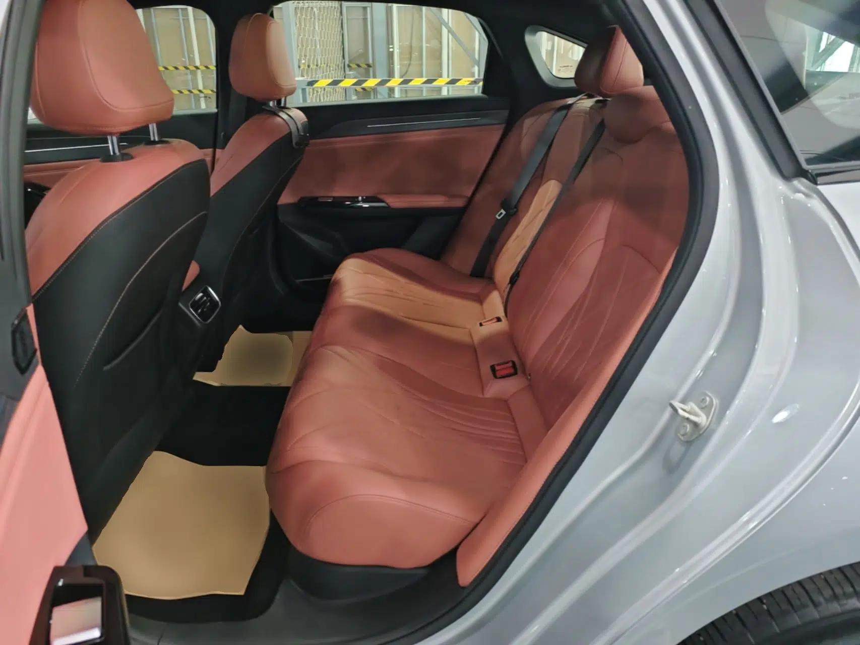 Geely Galaxy L6 2025 EM-i 140km Explorer+ Edition — миниатюра 20