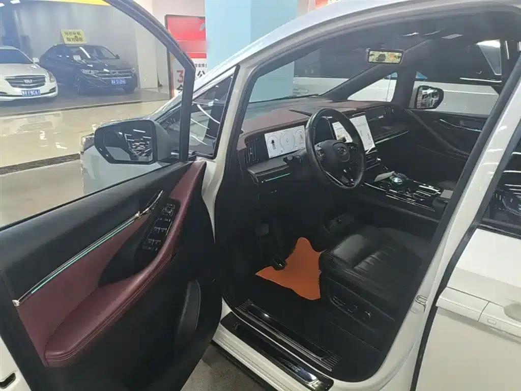 Trumpchi M8 2023 Master Series Dual Engine Supreme Edition — миниатюра 16