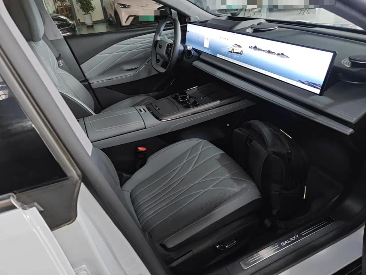 Geely Galaxy E8 2025 700 km Long-Range Intelligent Driving Version — миниатюра 23