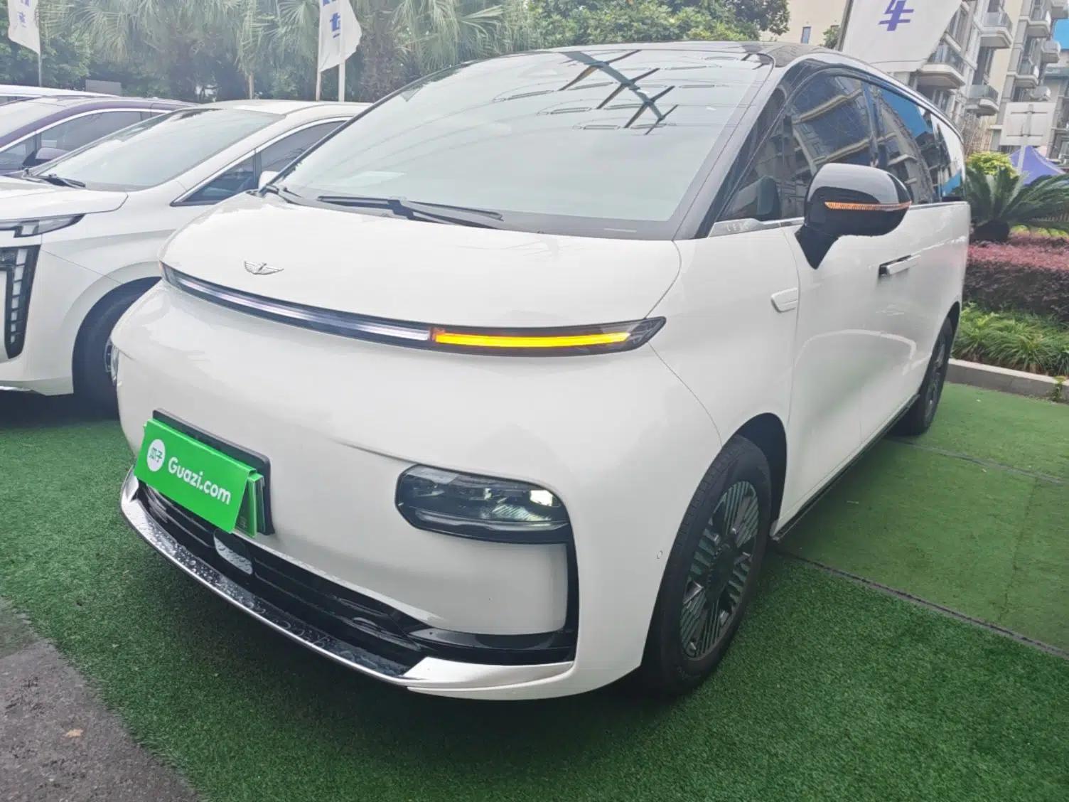 Geely Galaxy LEVC L380 2024 140-Degree 6-Seater All-Wheel-Drive Ultra — миниатюра 1
