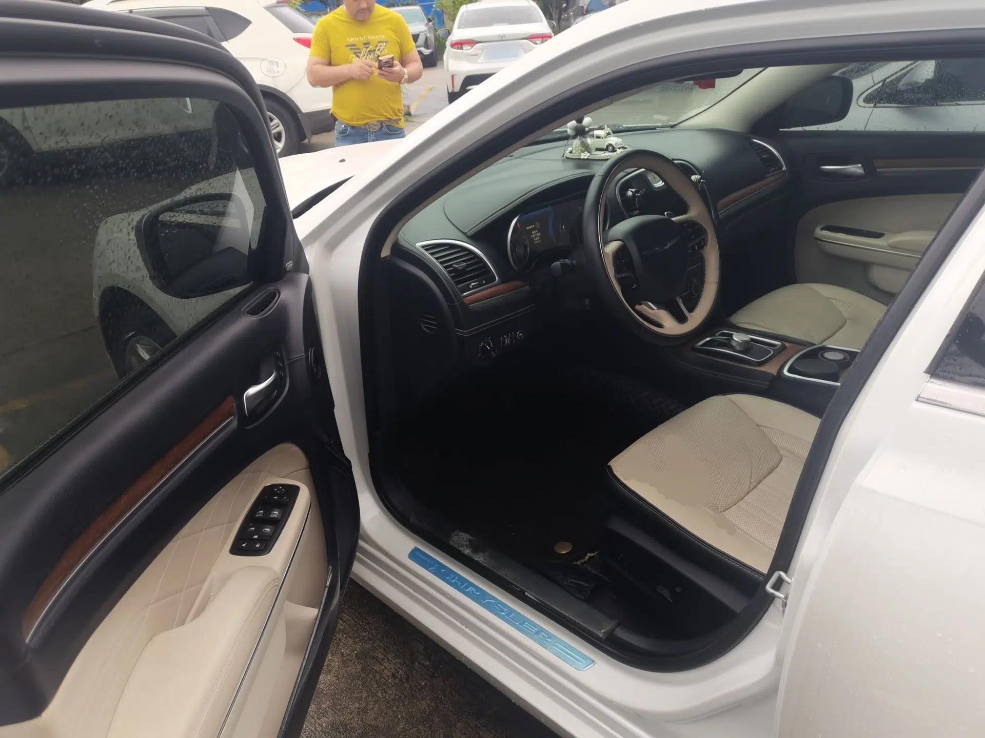 Chrysler 300C 2016 3.0L Supreme Edition — миниатюра 17