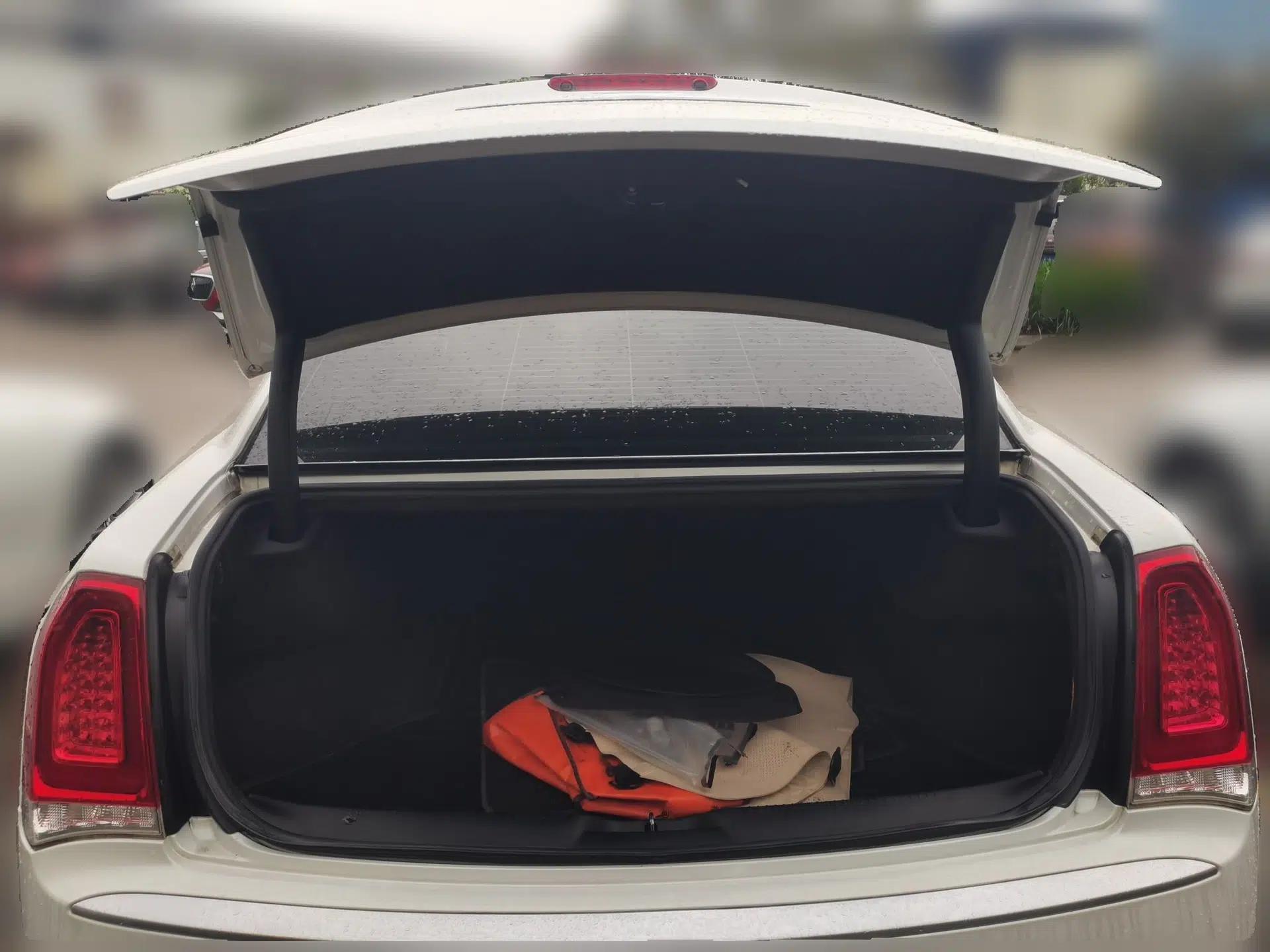 Chrysler 300C 2016 3.0L Supreme Edition — миниатюра 20