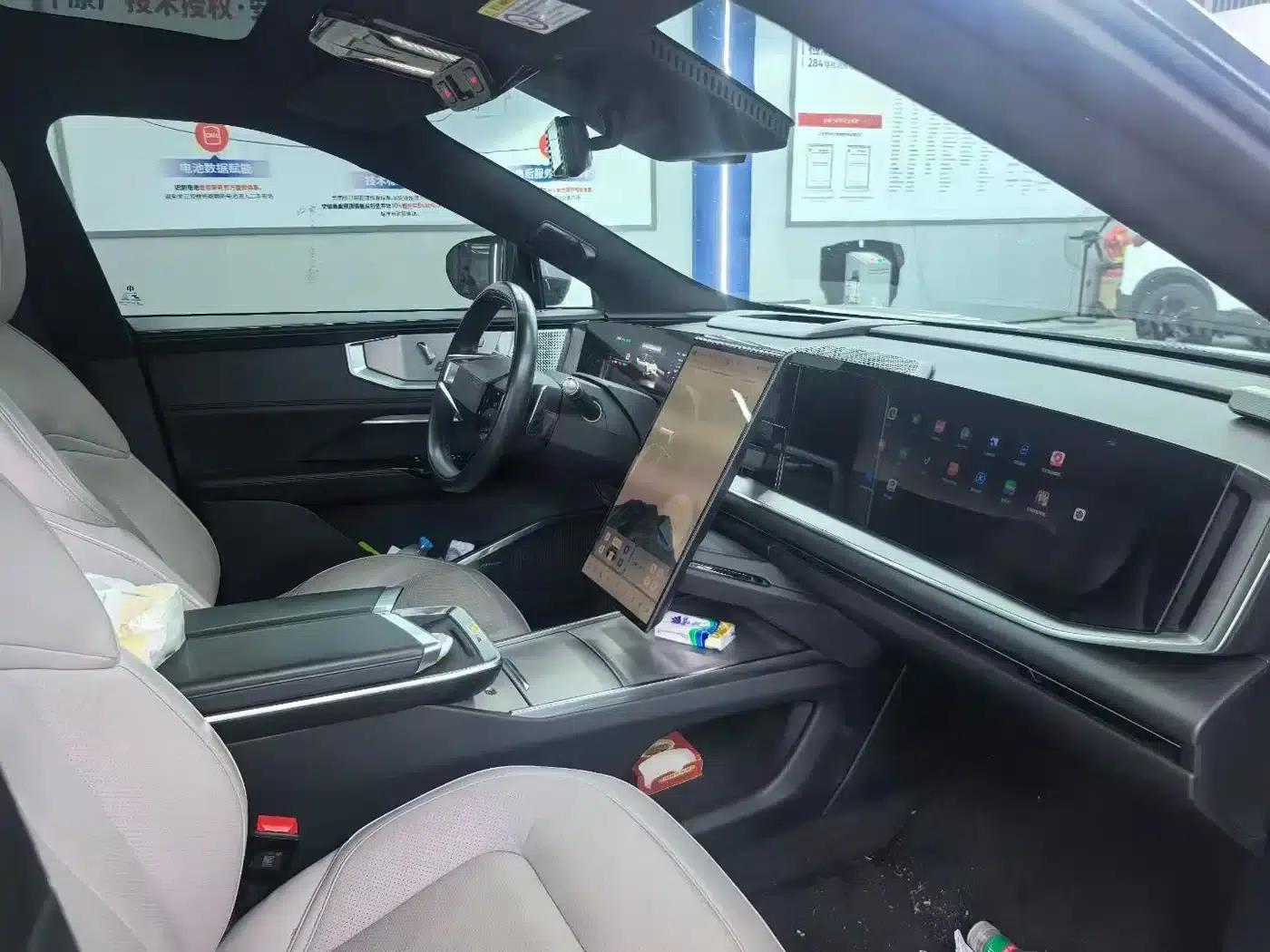 HiPhi Y 2023 765km Flagship Edition — миниатюра 3