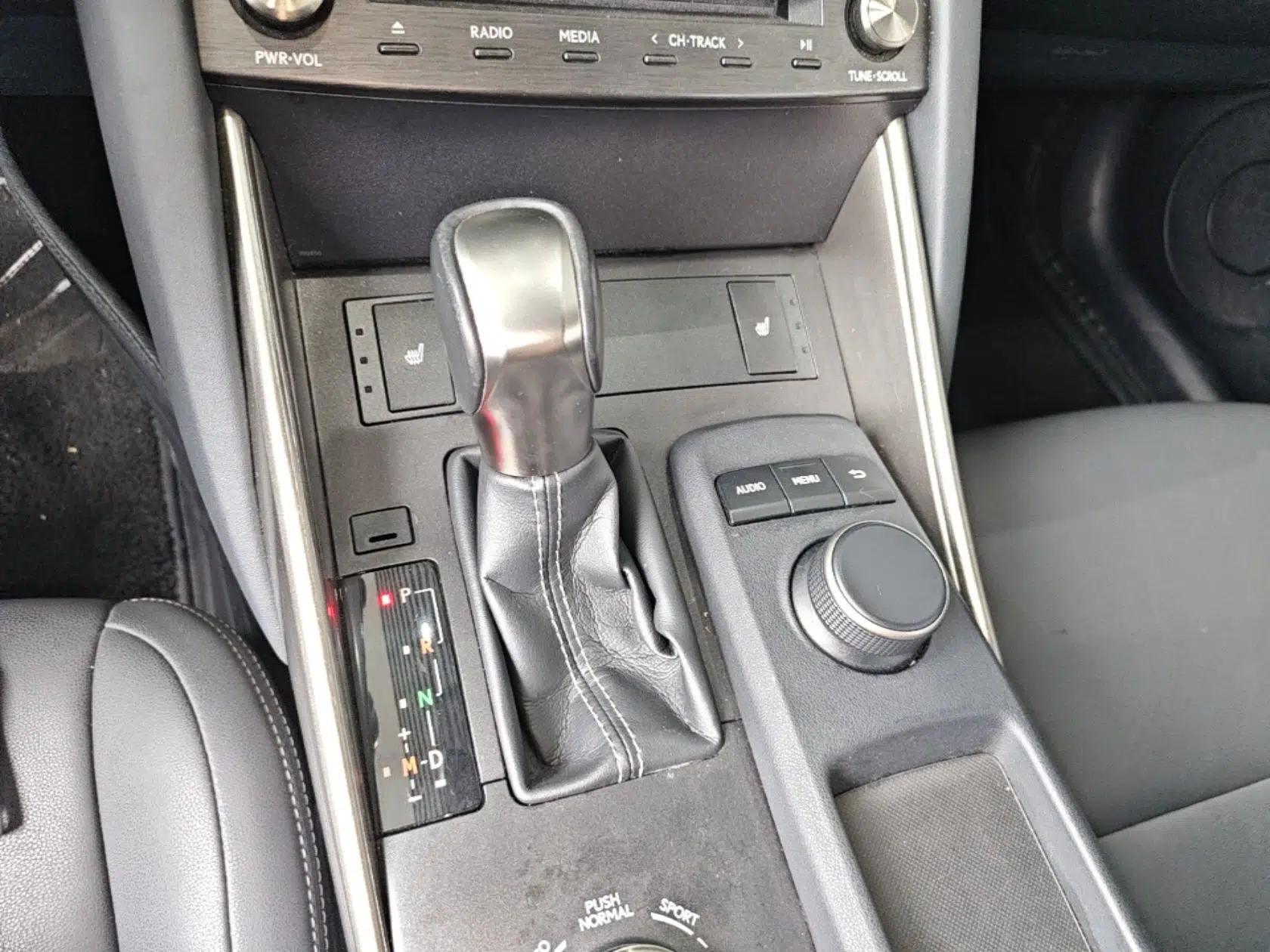 Lexus IS 2017 300 FENGSHANG Edition — миниатюра 16