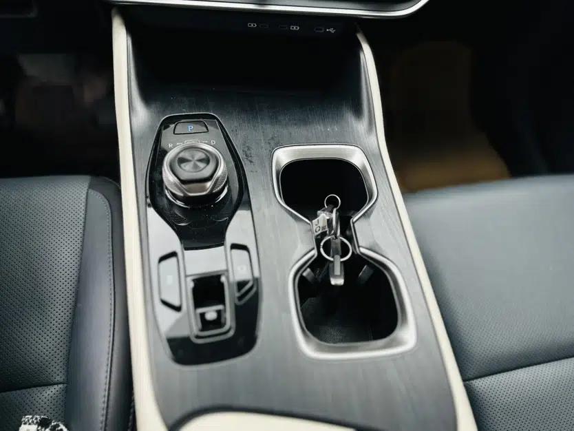 Lexus RZ 2023 450e All-Wheel Drive Luxury Edition — миниатюра 16