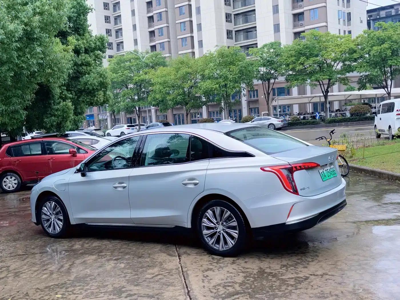 Hongqi E-QM5 2023 Basic Travel Edition — миниатюра 6