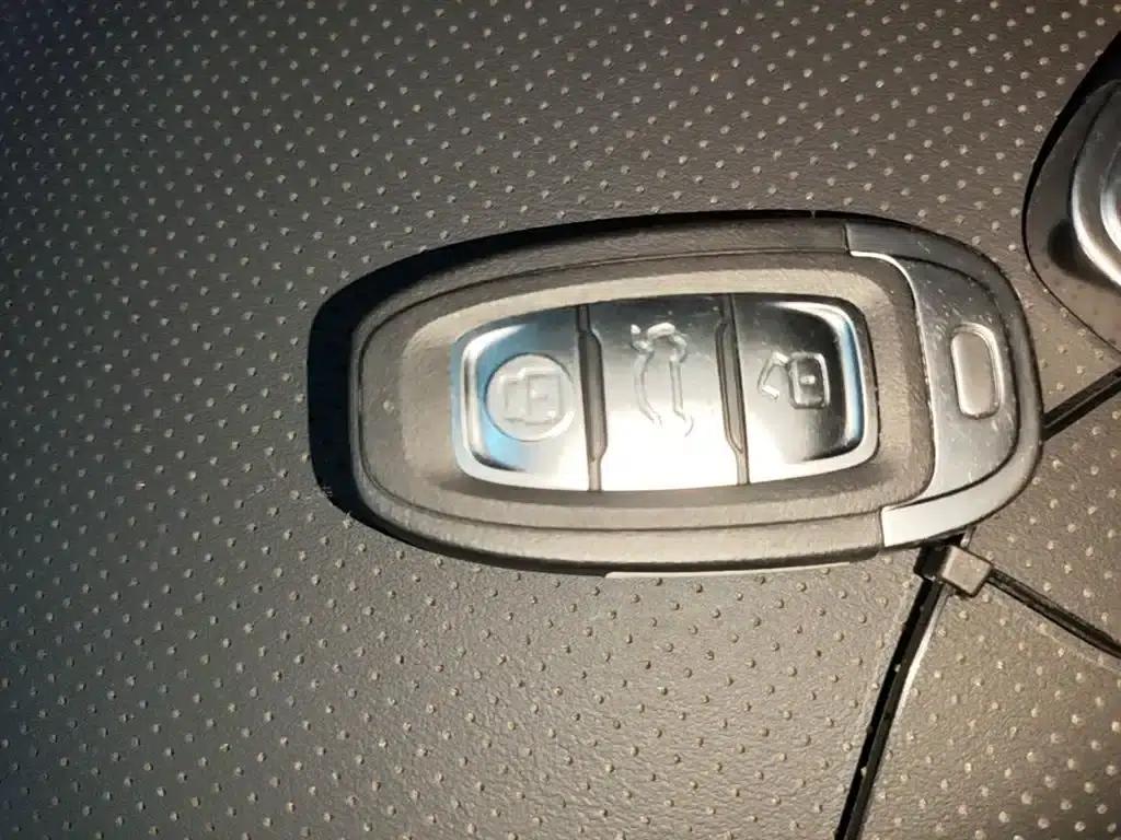 Hongqi E-QM5 2023 Facelift Basic Travel Edition — миниатюра 9