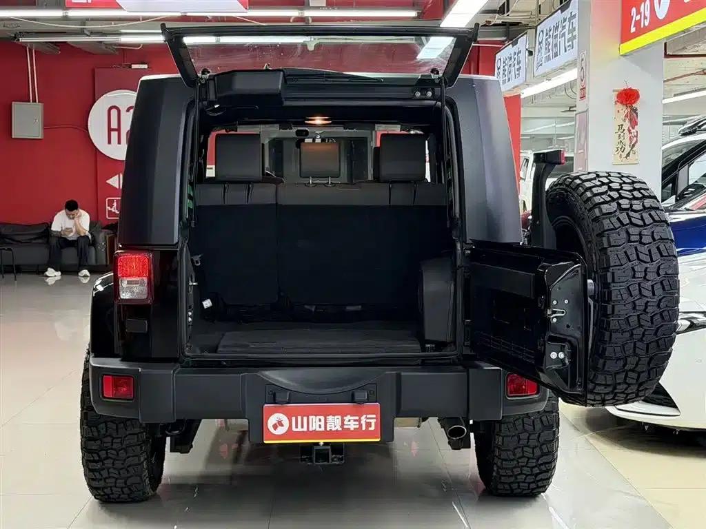 2008 Jeep Wrangler 3.8L Sahara 4-door version — миниатюра 5