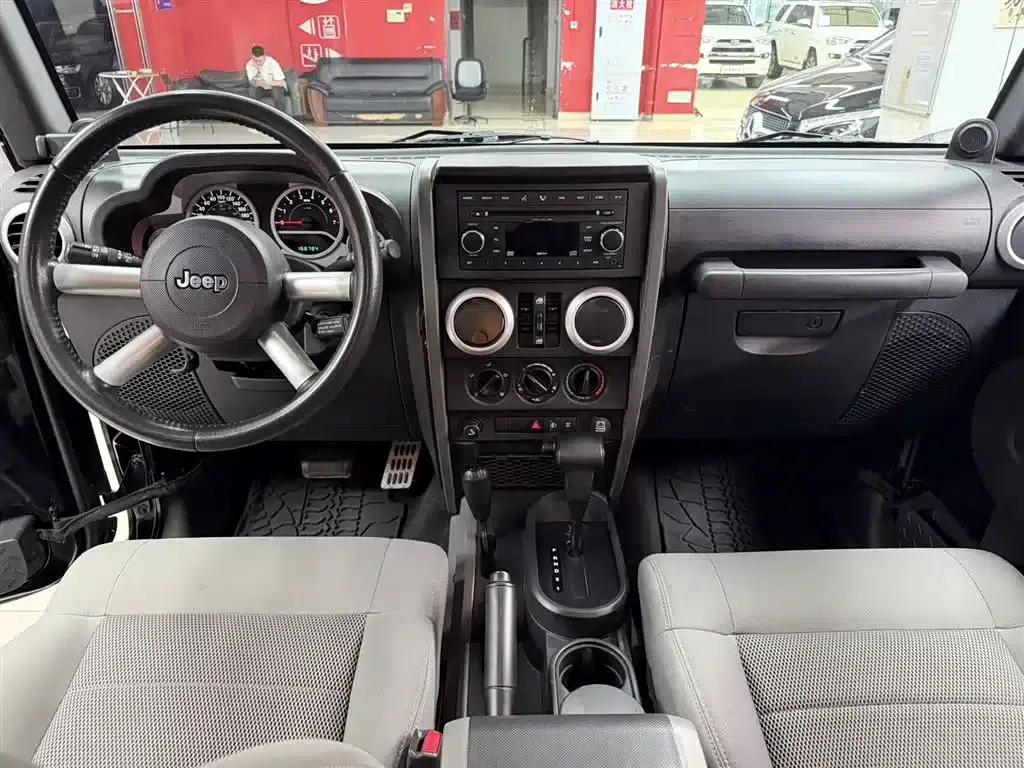 2008 Jeep Wrangler 3.8L Sahara 4-door version — миниатюра 7