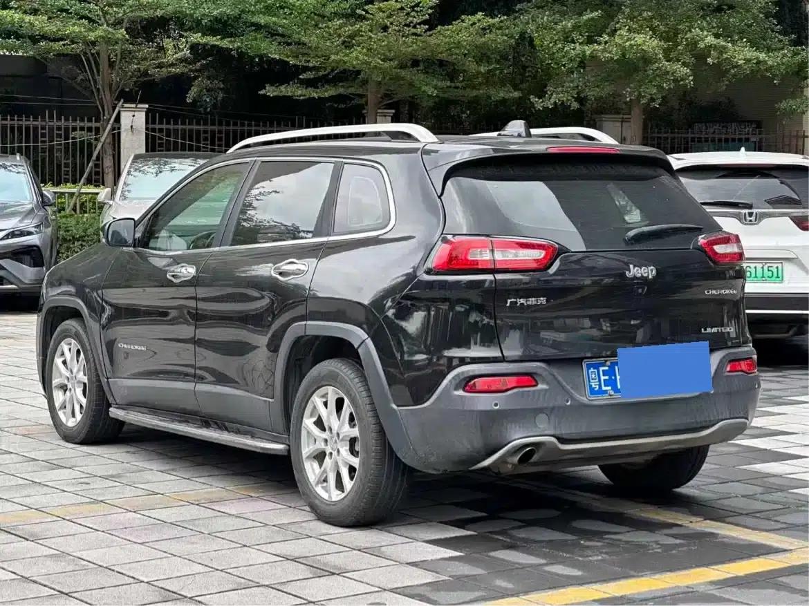 Jeep Cherokee 2017 2.0L Premium Edition — миниатюра 3