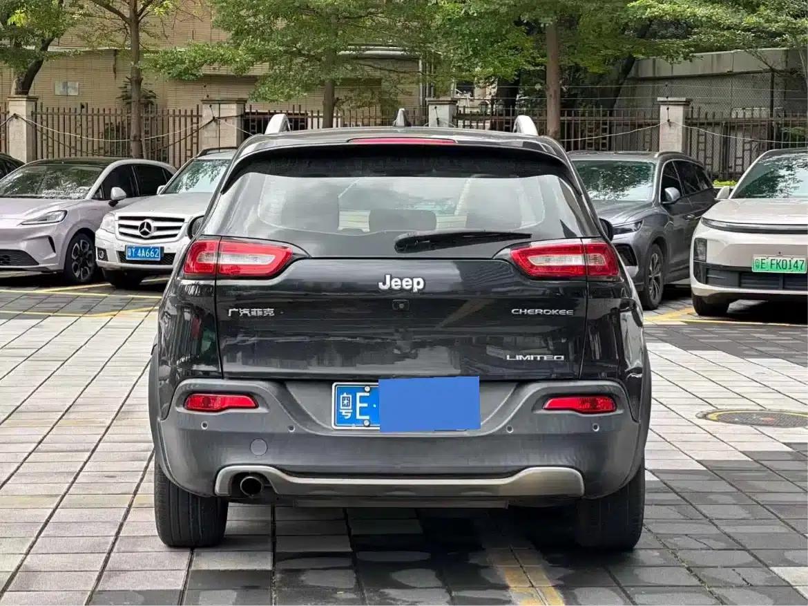Jeep Cherokee 2017 2.0L Premium Edition — миниатюра 4
