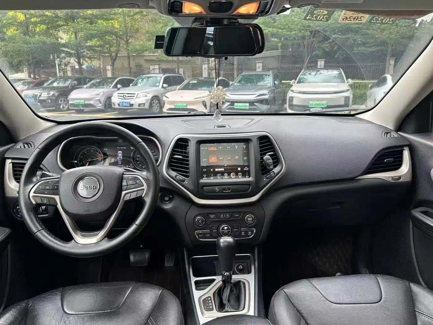 Jeep Cherokee 2017 2.0L Premium Edition — миниатюра 5