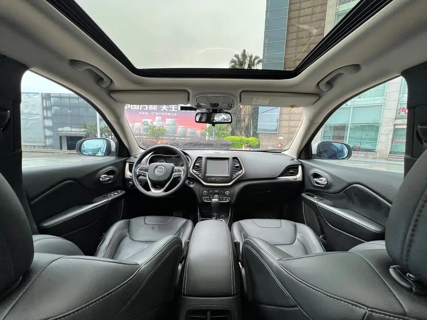 Jeep Cherokee 2017 2.0L Premium Edition — миниатюра 13
