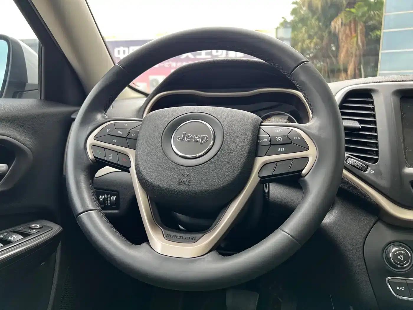 Jeep Cherokee 2017 2.0L Premium Edition — миниатюра 14