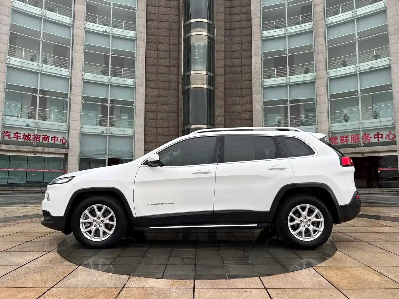 Jeep Cherokee 2017 2.0L Premium Edition — миниатюра 3