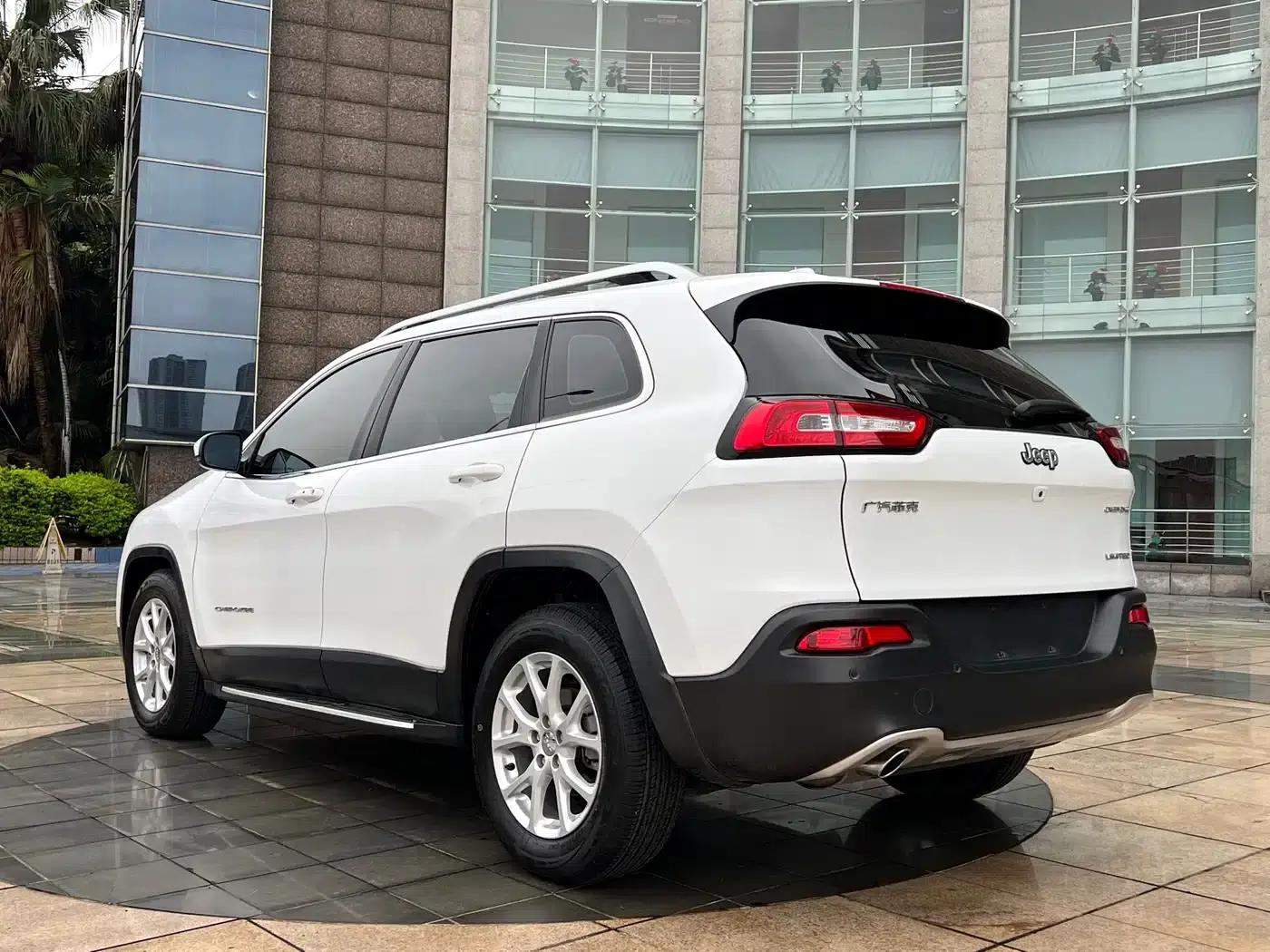 Jeep Cherokee 2017 2.0L Premium Edition — миниатюра 4