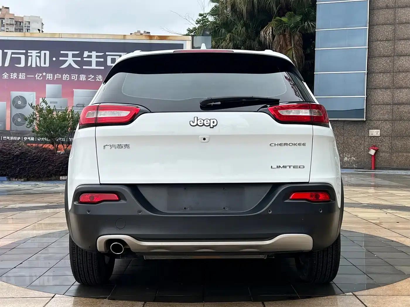 Jeep Cherokee 2017 2.0L Premium Edition — миниатюра 5