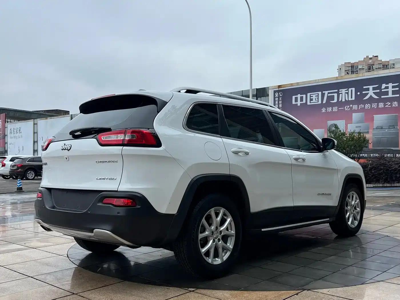 Jeep Cherokee 2017 2.0L Premium Edition — миниатюра 6