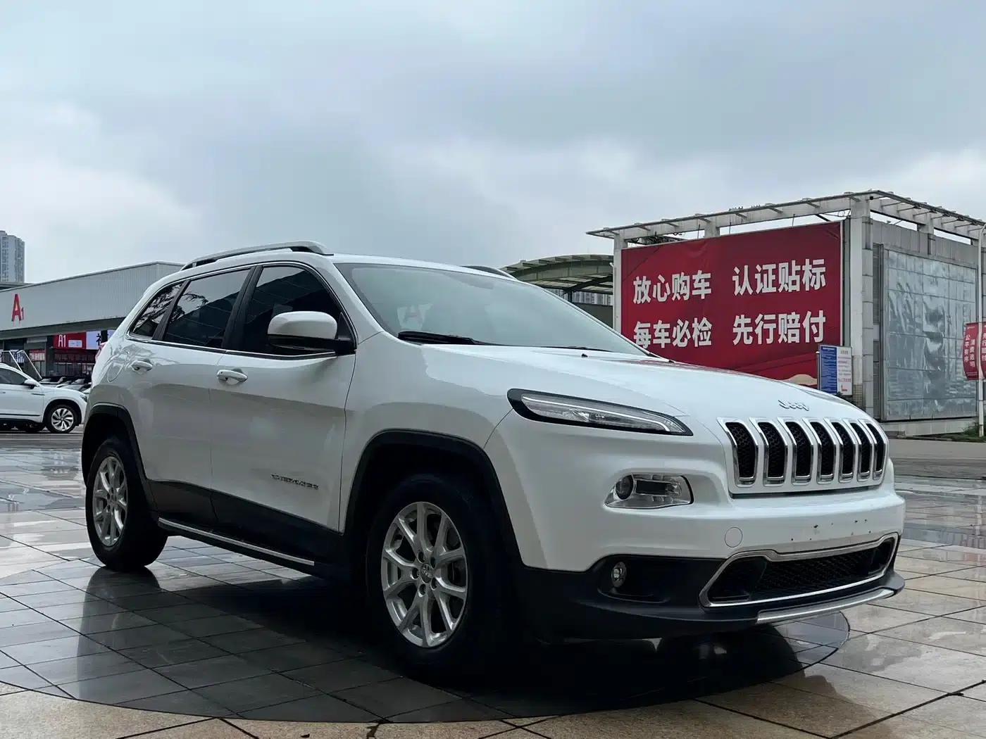 Jeep Cherokee 2017 2.0L Premium Edition — миниатюра 7