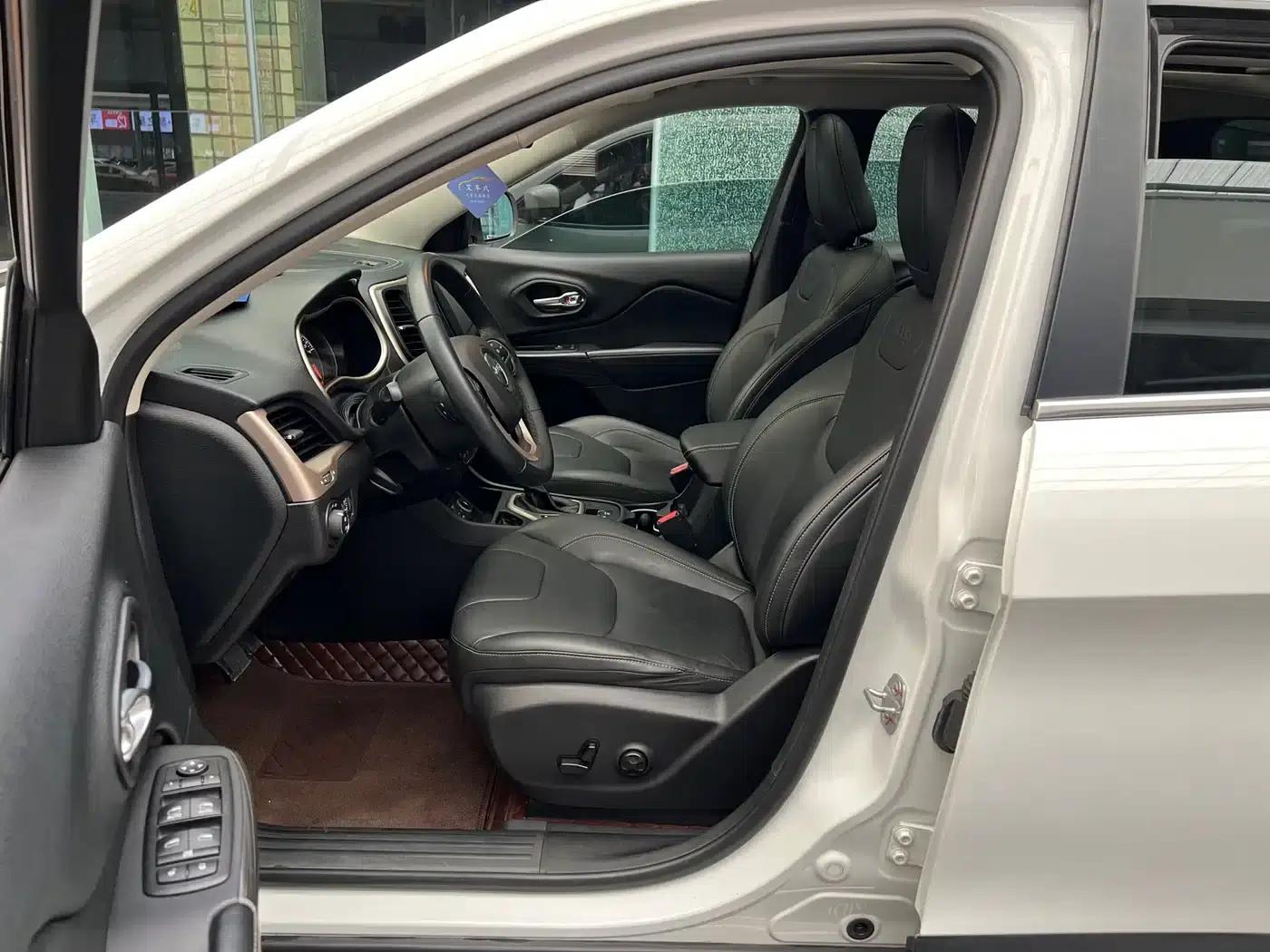 Jeep Cherokee 2017 2.0L Premium Edition — миниатюра 8
