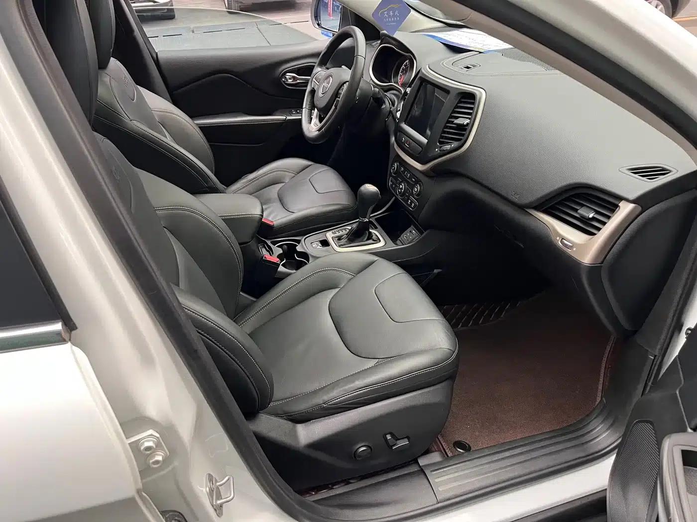 Jeep Cherokee 2017 2.0L Premium Edition — миниатюра 9