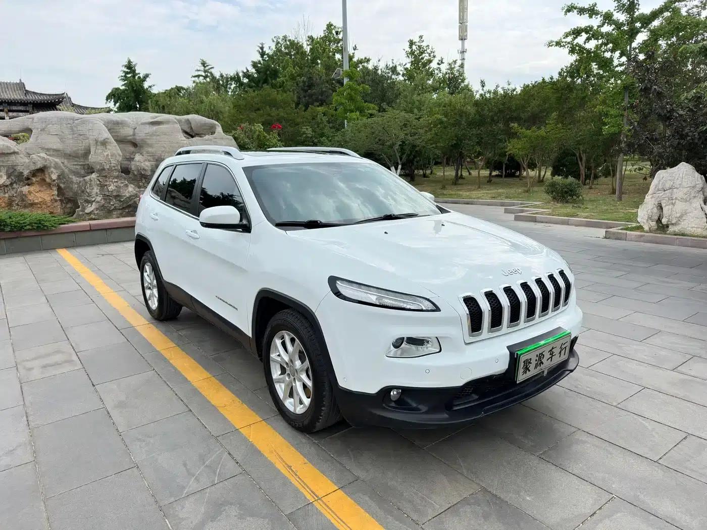 Jeep Cherokee 2016 2.0L Premium Edition — миниатюра 2