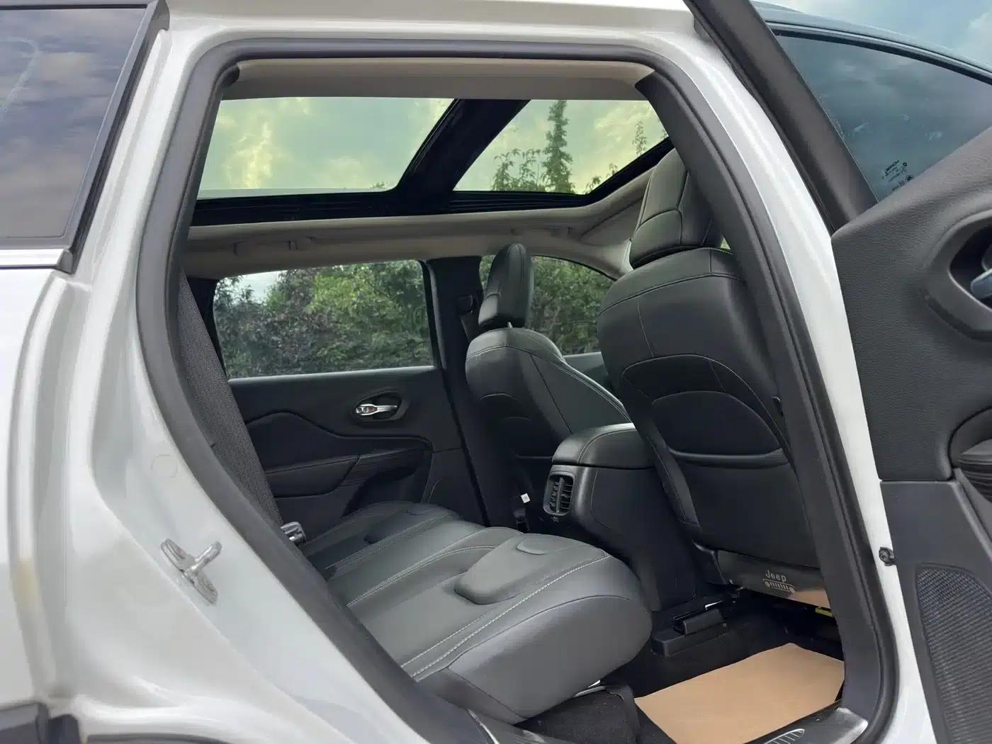 Jeep Cherokee 2016 2.0L Premium Edition — миниатюра 12