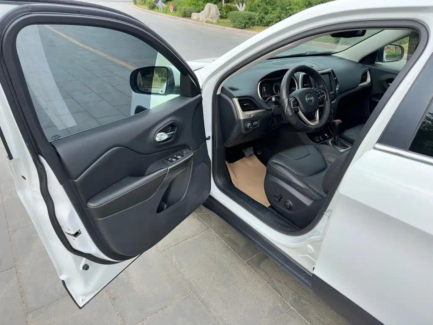 Jeep Cherokee 2016 2.0L Premium Edition — миниатюра 16