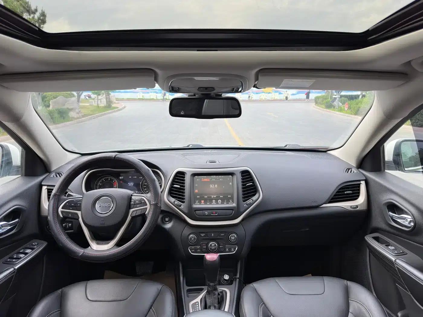 Jeep Cherokee 2016 2.0L Premium Edition — миниатюра 17