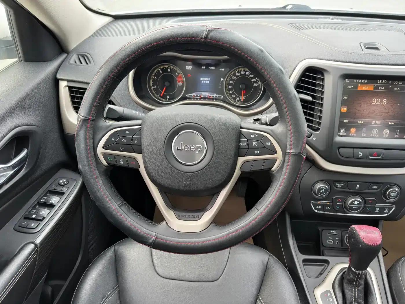Jeep Cherokee 2016 2.0L Premium Edition — миниатюра 18
