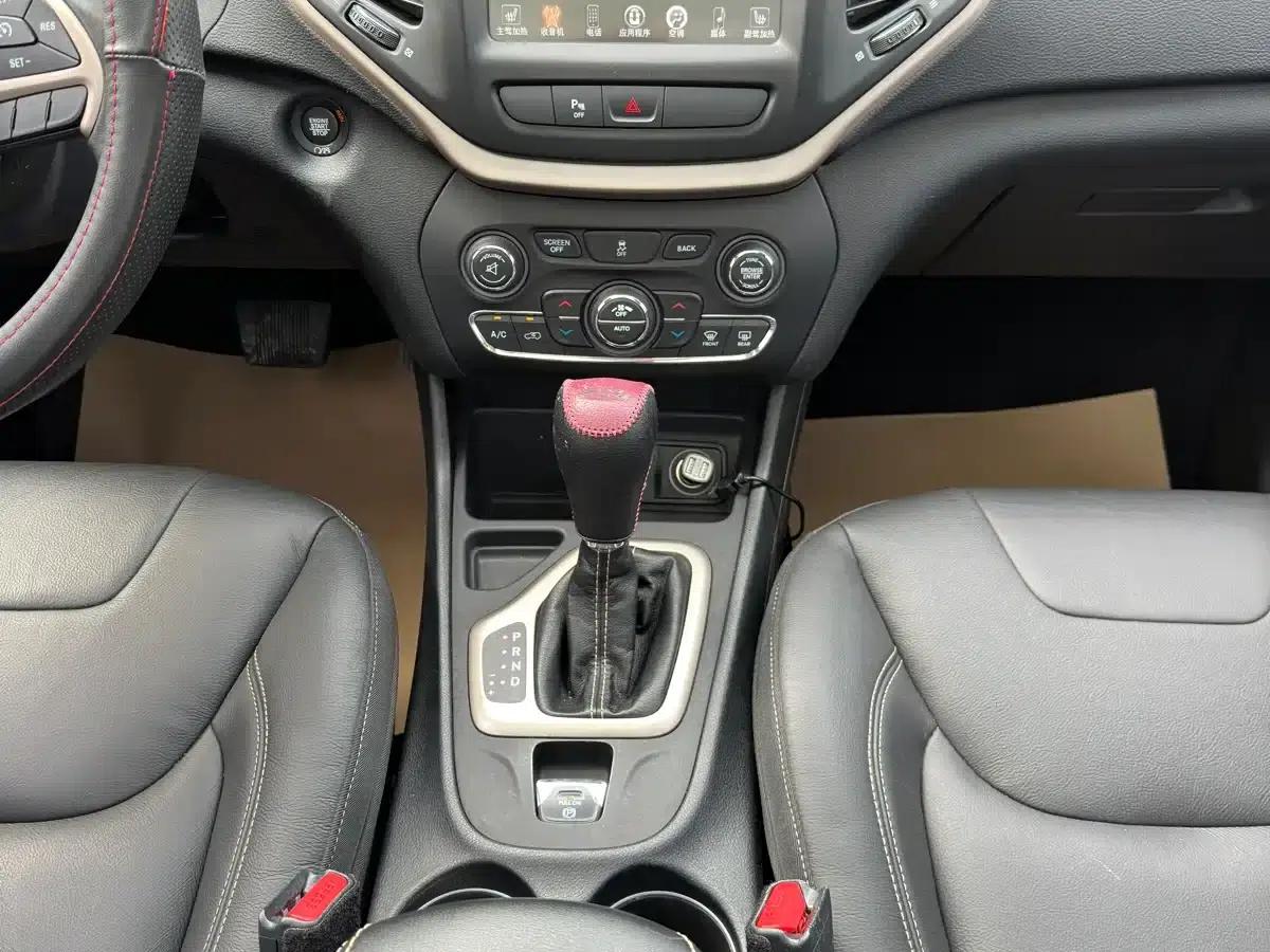Jeep Cherokee 2016 2.0L Premium Edition — миниатюра 19