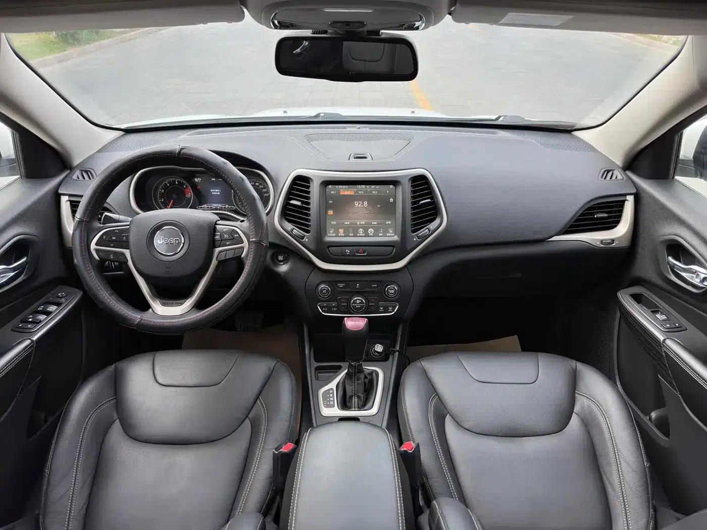Jeep Cherokee 2016 2.0L Premium Edition — миниатюра 20