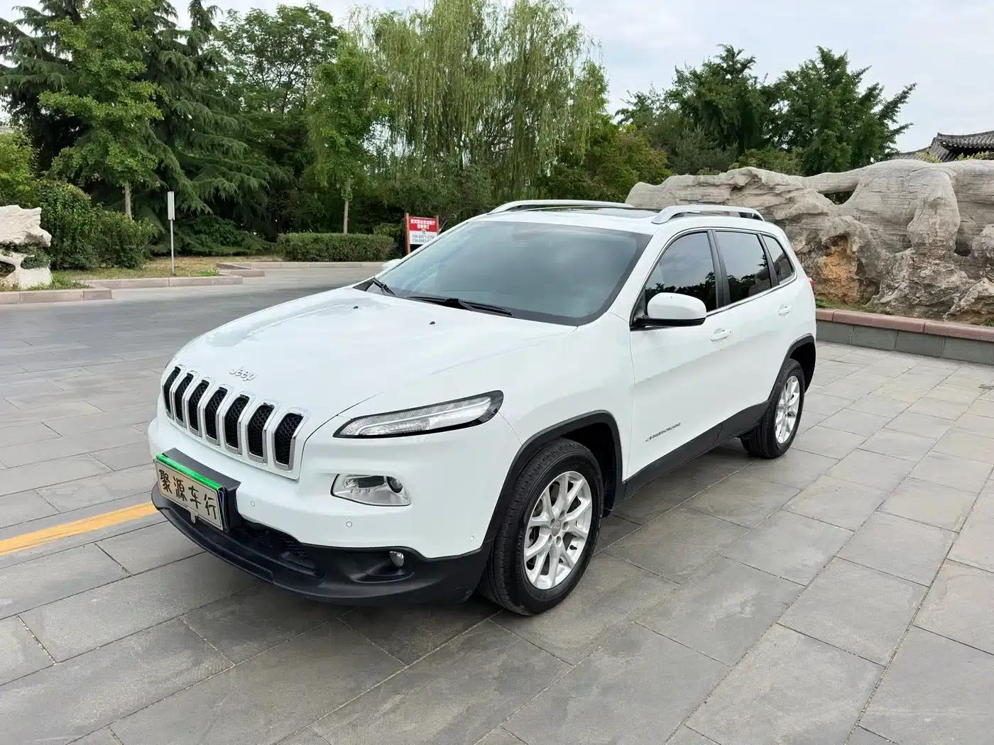 Jeep Cherokee 2016 2.0L Premium Edition — миниатюра 3