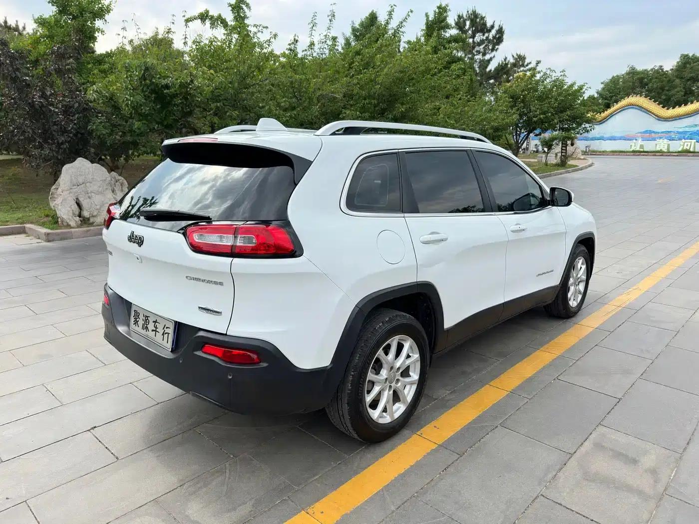 Jeep Cherokee 2016 2.0L Premium Edition — миниатюра 4