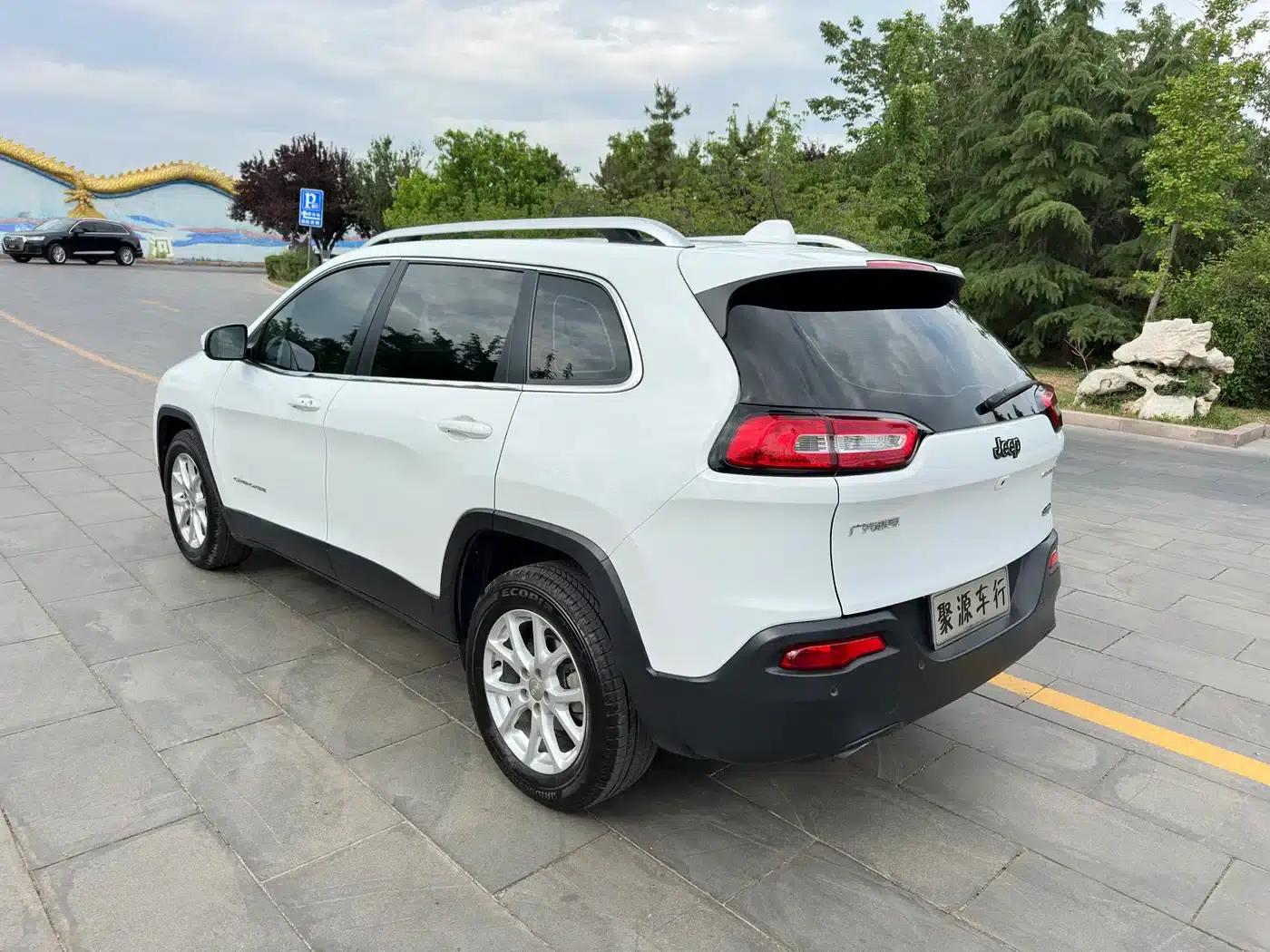 Jeep Cherokee 2016 2.0L Premium Edition — миниатюра 5