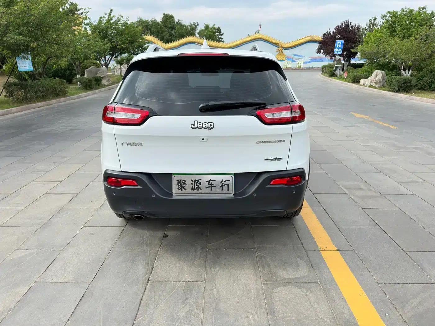 Jeep Cherokee 2016 2.0L Premium Edition — миниатюра 6