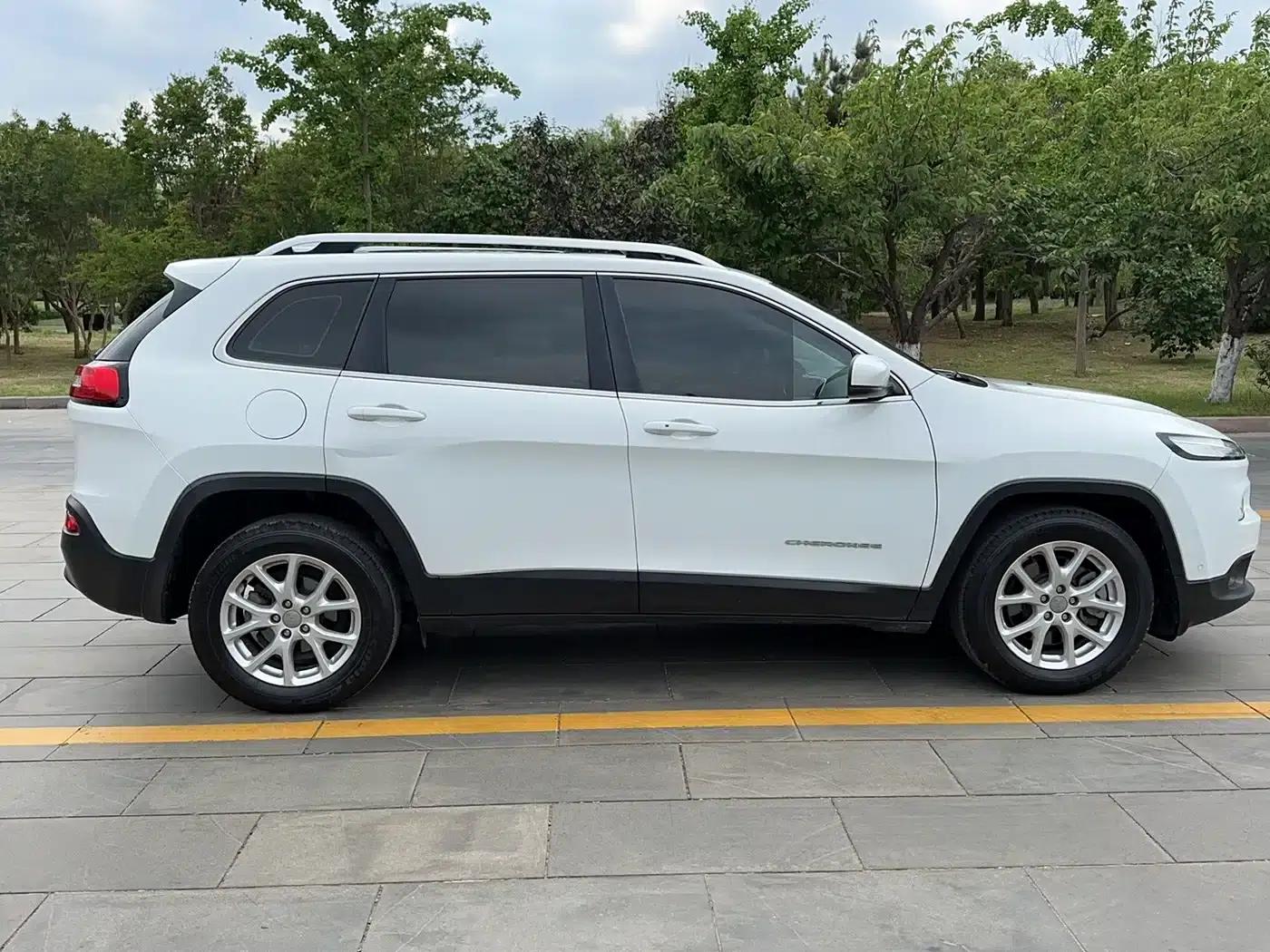Jeep Cherokee 2016 2.0L Premium Edition — миниатюра 7