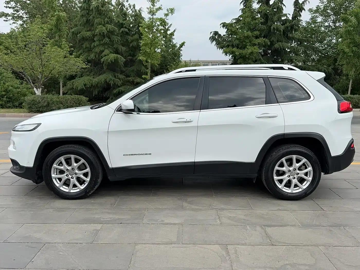 Jeep Cherokee 2016 2.0L Premium Edition — миниатюра 8