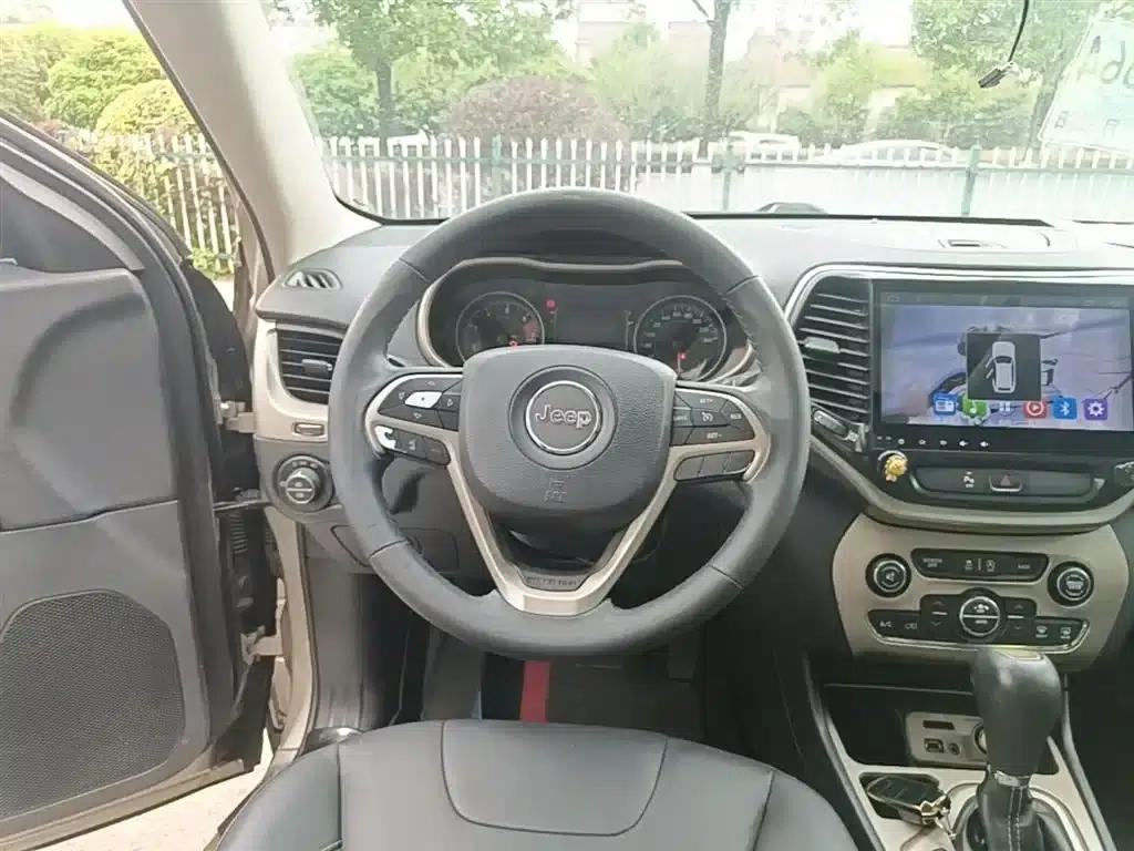Jeep Cherokee 2016 2.4L Leading Edition — миниатюра 11