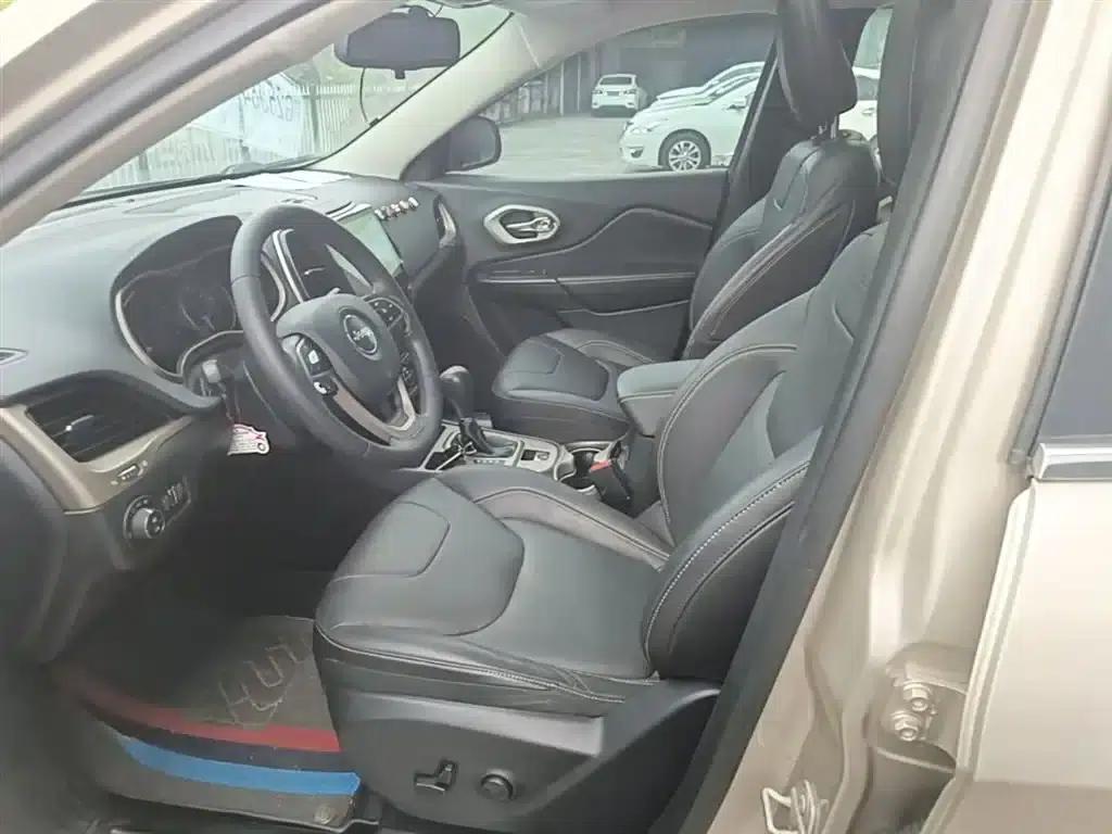 Jeep Cherokee 2016 2.4L Leading Edition — миниатюра 15