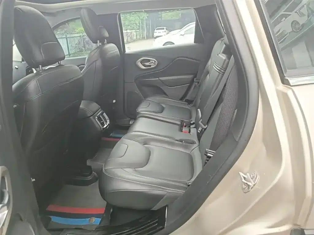 Jeep Cherokee 2016 2.4L Leading Edition — миниатюра 17