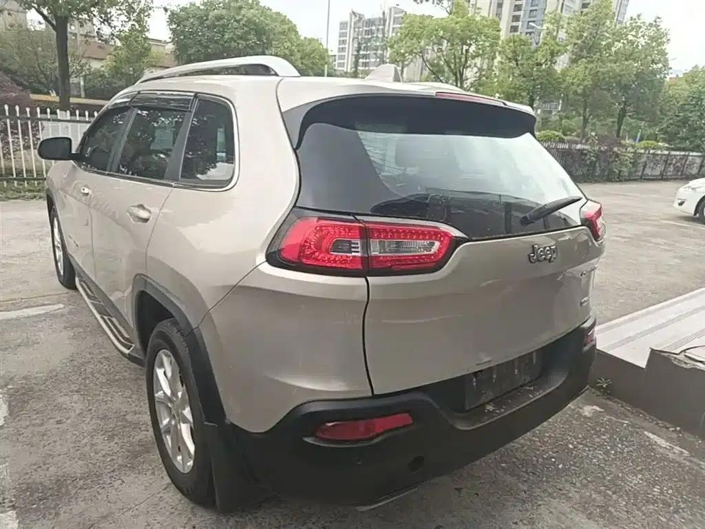 Jeep Cherokee 2016 2.4L Leading Edition — миниатюра 5