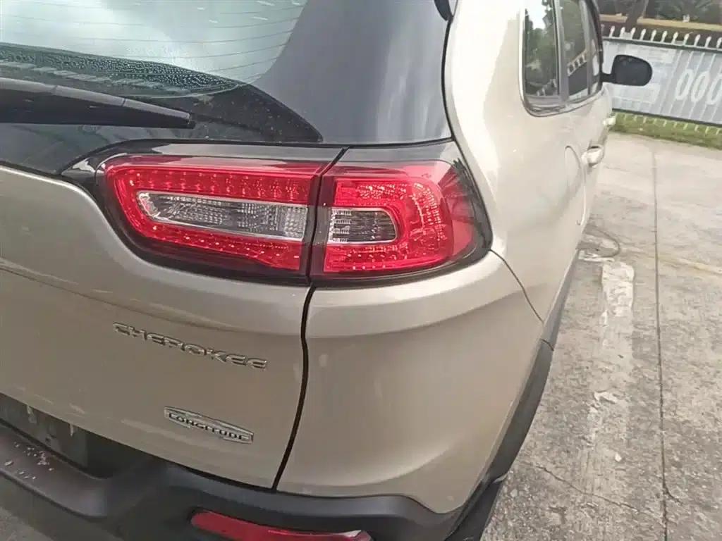 Jeep Cherokee 2016 2.4L Leading Edition — миниатюра 8